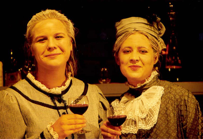 Die Schwestern Brewster (Hanna Rybandt, Ina Holterhoff)