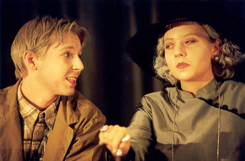 Alfred Ill (Matthias Grüne) und Claire Zachanasian (Sophie von Schaewen)