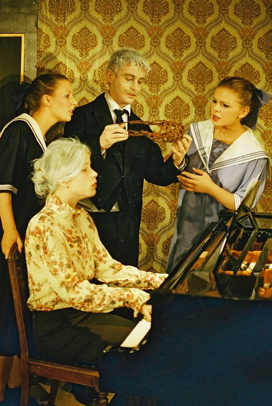 Staatsanwalt v. Treskow und seine Familie (Victoria Sülflow, Aline Westphal, Philipp Heymann, Alena Paeth)