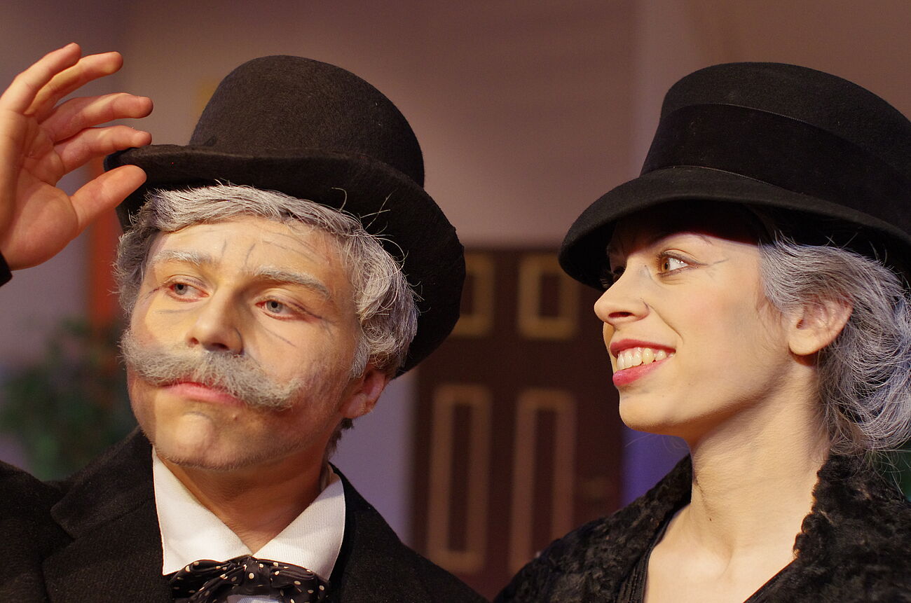 Bild: Auch der Herbst hat noch warme Tage: Ewald Brummer (Lukas Feld) und Hanne Knoop (Clara Esser)