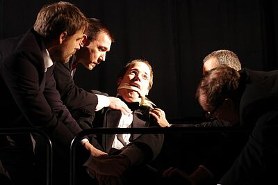 Rangelei in der Loge (Georg Gödeke, Henrik Clauß, Matthias Heßbrüggen, Stefan Jachmann und Philip Knigge)