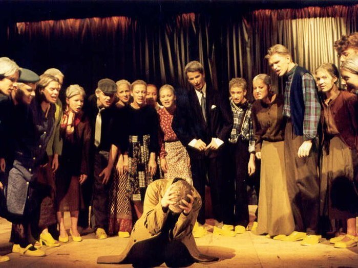 Theater-AG Ensemble als Güllener Bürger, vorn M. Grüne