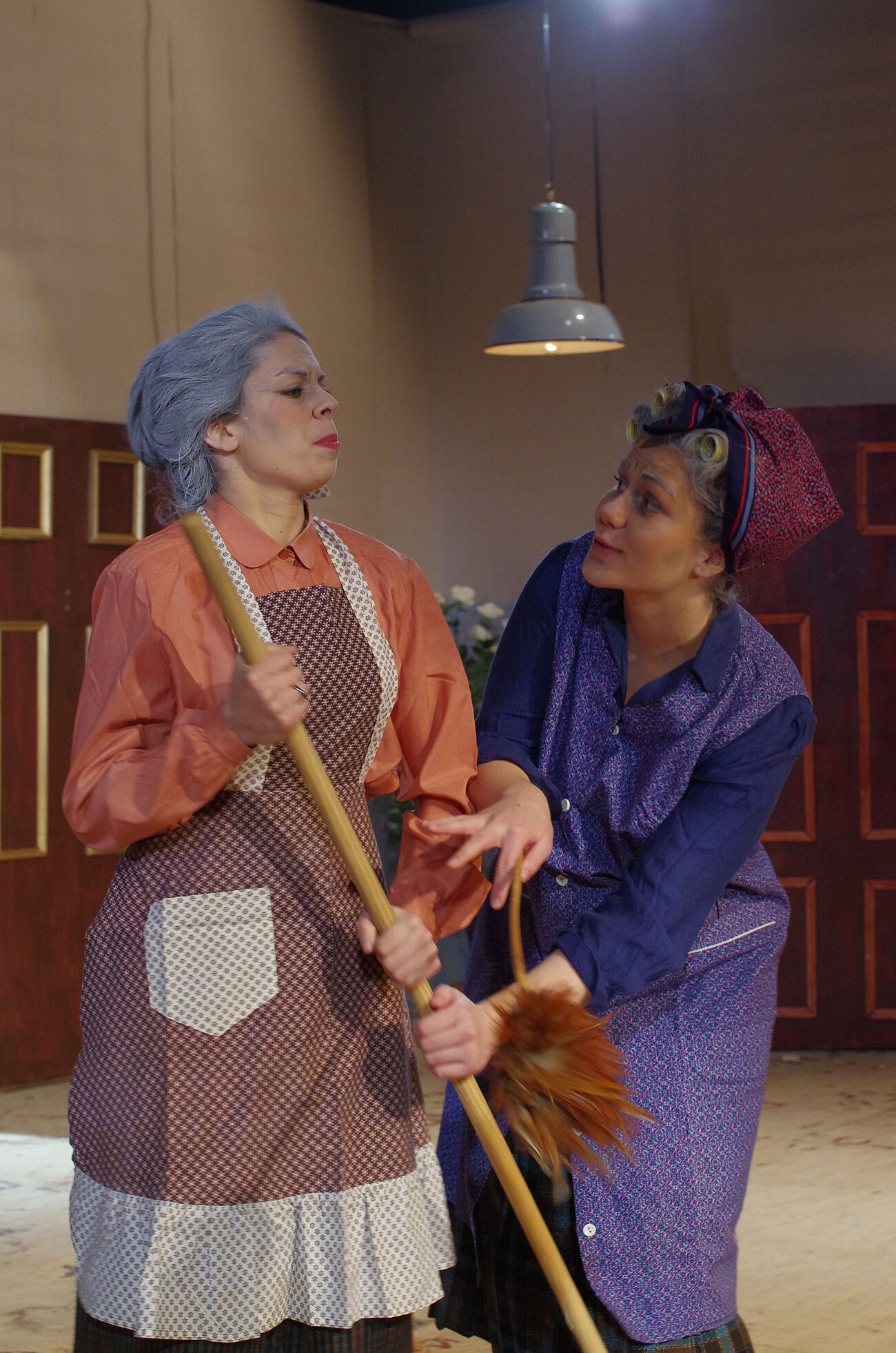 Bild: Tratsch im Treppenhaus: Hanne Knoop (Clara Esser) und Meta Boldt (Johanna Böttcher)